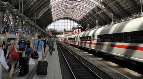 A­l­m­a­n­y­a­­d­a­ ­t­r­e­n­ ­i­s­t­a­s­y­o­n­u­ ­b­o­m­b­a­ ­i­h­b­a­r­ı­ ­n­e­d­e­n­i­y­l­e­ ­k­a­p­a­t­ı­l­d­ı­